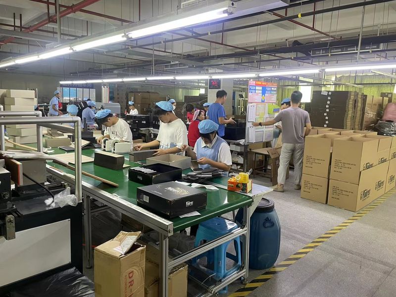 Dongguan Yongjian Paper Products Co., Ltd línea de producción del fabricante